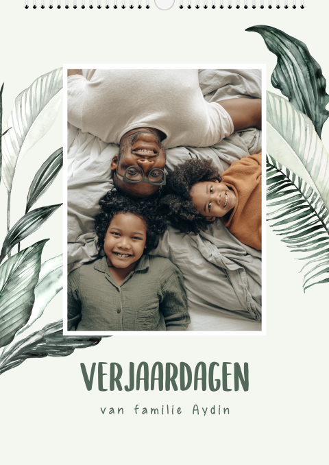 Verjaardagskalender met familiefoto en junglebladeren