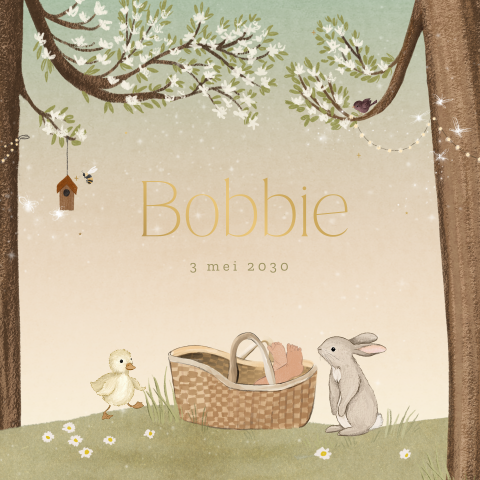 Lief lente geboortekaartje met dieren in het bos en mat goudfolie