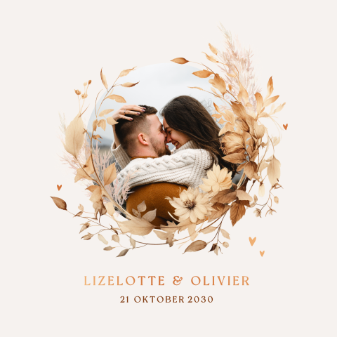 Romantische herfst trouwkaart met foto, bloemenkrans en koperfolie
