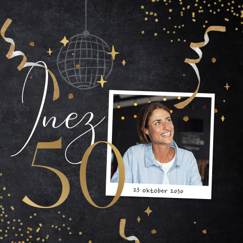 Hippe uitnodiging 50 jaar in krijtlook met foto's en mat goudfolie