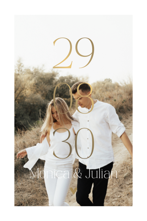 Minimalistische trouwkaart met grote foto en trouwdatum in goudfolie