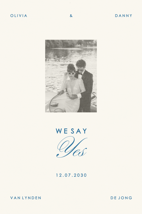 Stijlvolle trouwkaart met foto en blauwe sierlijke typografie