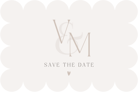 Save the Date kaart in beige met geschulpte rand en initialen