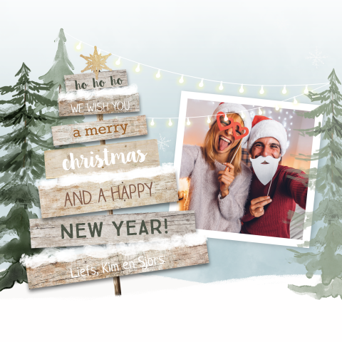 Vrolijke kerstkaart met foto en houten kerstboom