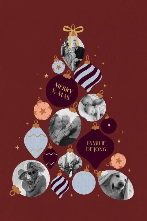 Rode kerstkaart met foto's in kerstballen en matgoudfolie