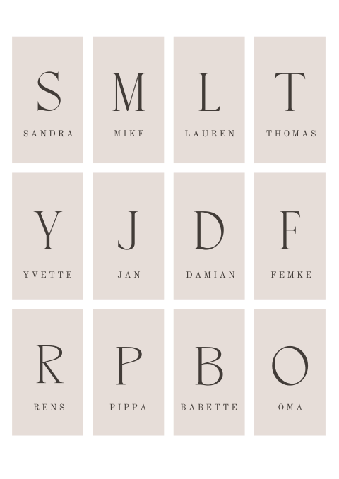 Naamkaartjes in roze pastel met initialen bruiloftsgasten