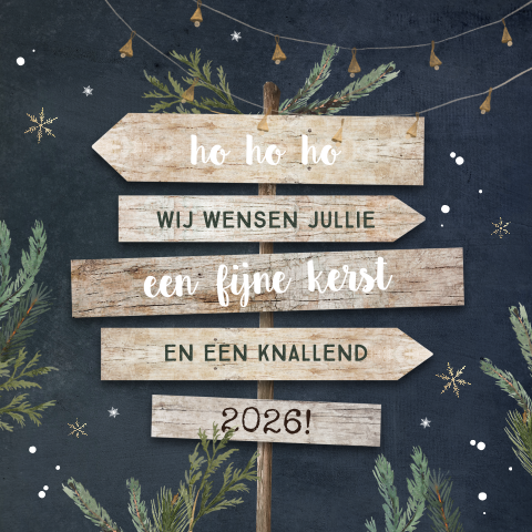 Kerstkaart met houten wegwijzer en kersttakjes