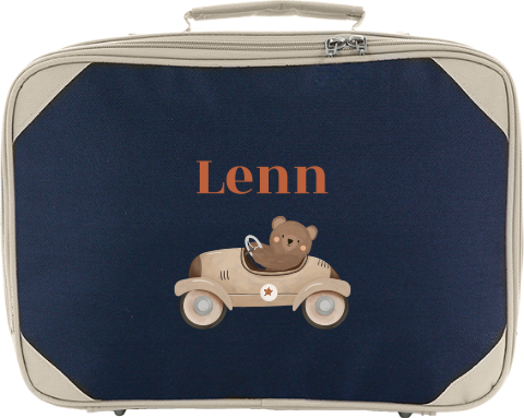 Logeerkoffertje met naam en beertje in auto