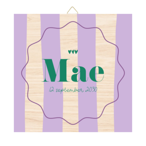 Houten tegel met naam, lila strepen en groene tekst