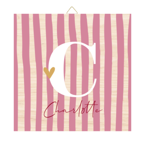 Houten tegel roze gestreept met initiaal en hartje