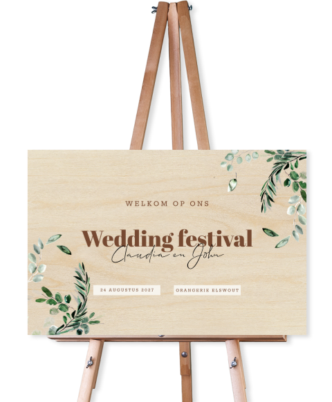 Welkomstbord van hout met eucalyptus takjes