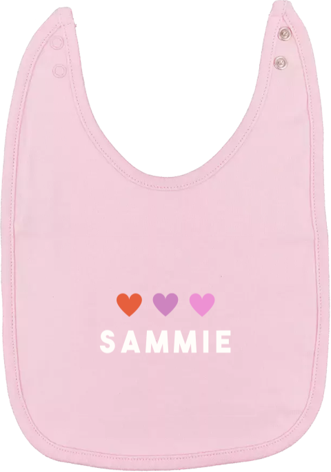 Slabbetje met naam en kleurrijke hartjes