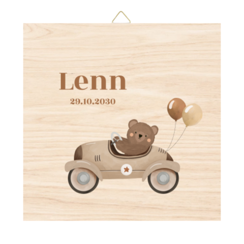Houten tegel met naam en beertje in auto