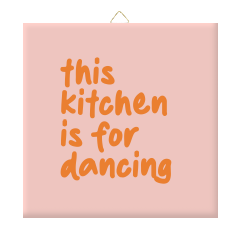 Gekleurde tegeltje met tekst "this kitchen is for dancing"