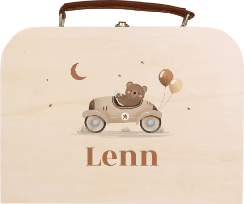 Houten koffertje met naam en beertje in auto 