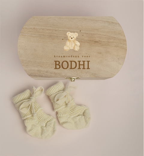 Houten kistje met naam, sokjes en teddybeer