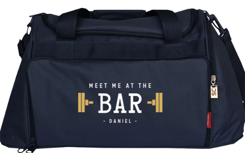 Sporttas met meet me at the bar quote als sportief collega­cadeau