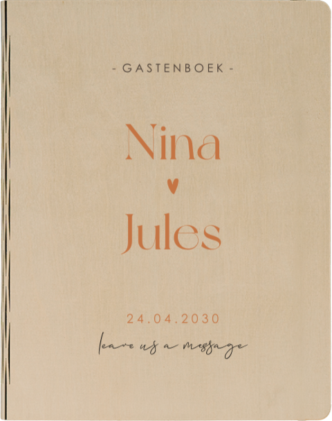 Houten gastenboek met elegante typografie en hartje