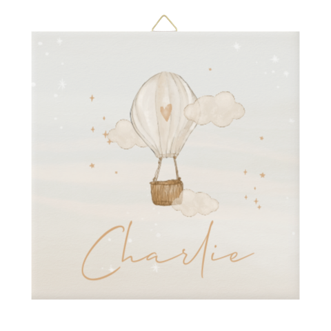 Tegeltje met luchtballon en wolkjes in zachte kleuren