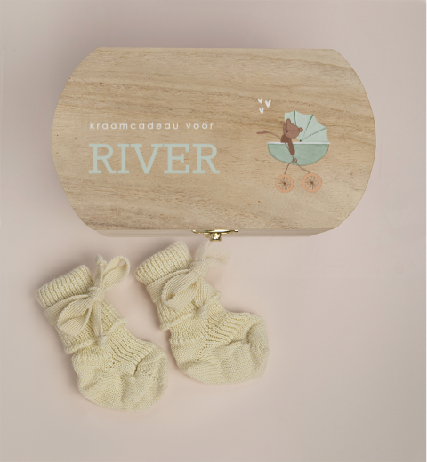 Houten kistje met naam, sokjes en kinderwagen