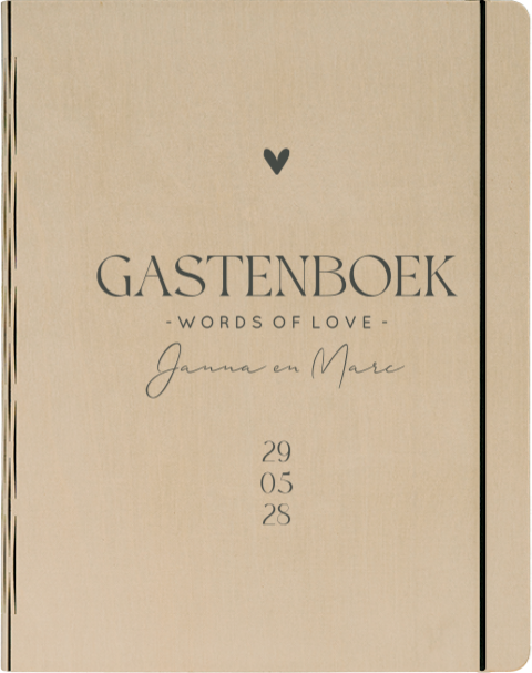 Houten gastenboek met saliegroene belettering en hartje