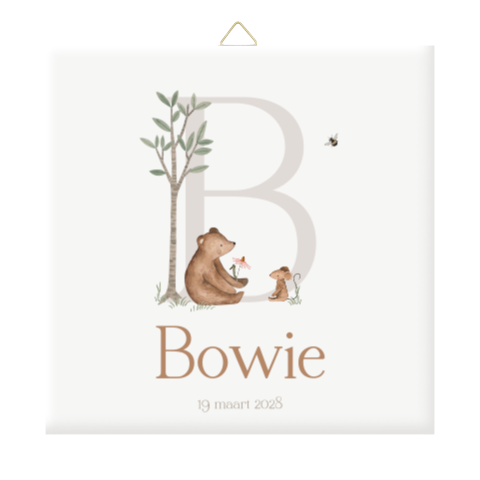 Tegeltje met beertje en en muis en groot initiaal