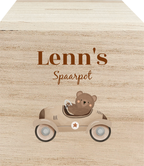 Houten spaarpot met naam en beertje in auto