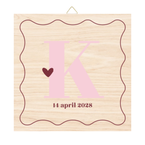 Houten tegel met initiaal, golvend kader en hartje