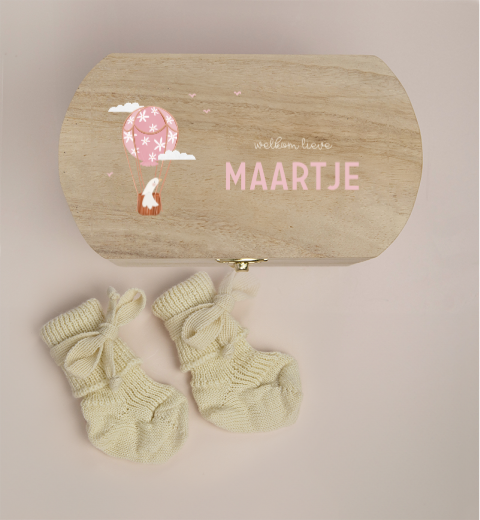 Houten kistje met naam kraamcadeau | met sokjes en luchtballon