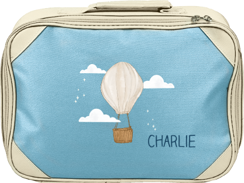 Koffertje met naam en luchtballon in de wolken