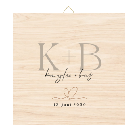 Houten tegel met initialen en getekend hartje