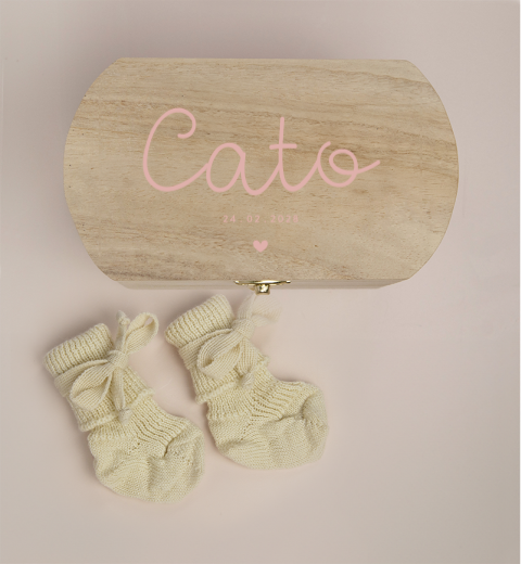 Houten kistje met naam, geboortedatum en sokjes