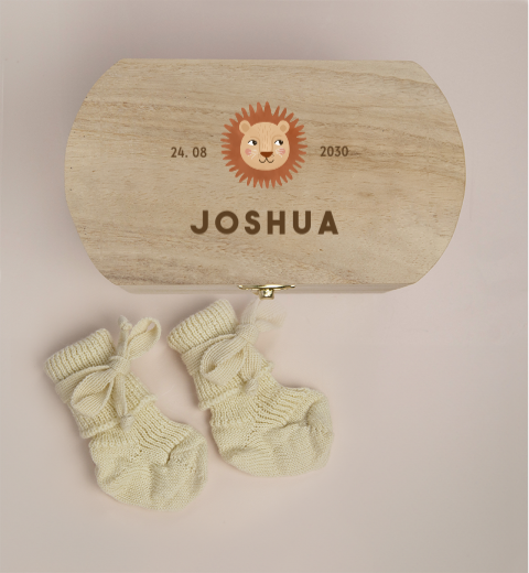 Houten kistje met naam, sokjes en schattig leeuwtje