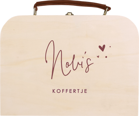 Houten koffertje met naam en kleine hartjes