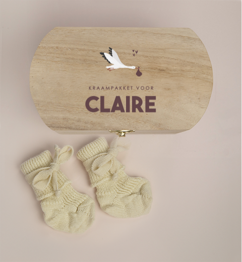 Houten kistje met naam, sokjes en ooievaar
