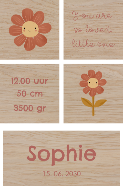 Houten blokken met naam bloemen en geboortegegevens