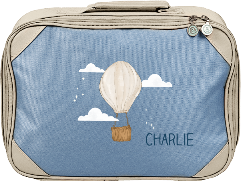 Koffertje met luchtballon in de wolken en naam