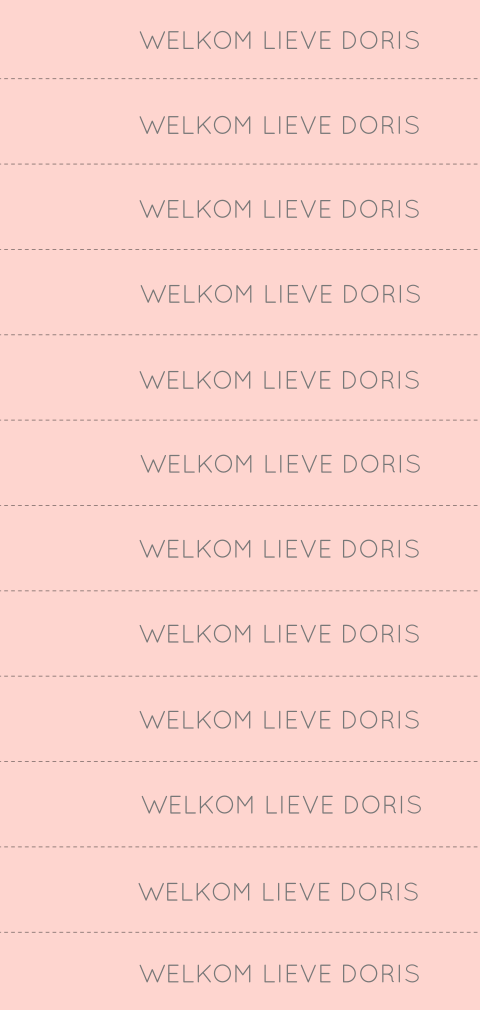 DIY-label met stipjes op de achterkant voor bij een geboortekaartje