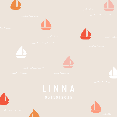 Lief vierkant geboortekaartje met zeilbootjes in zachte kleuren