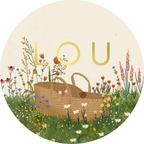Stickertje met een babymandje in het gras, bloemen en foliedruk