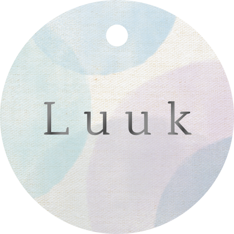 Rond label met blauwe en paarse bollen