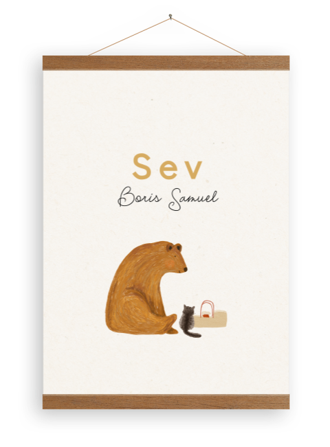 Canvasposter met een beer, kat en een baby in een reiswiegje