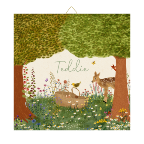 Geboortetegeltje met bomen, bloemen en een baby in een mandje