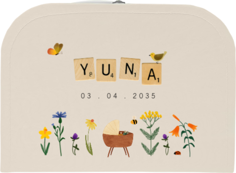 Kartonnen koffertje met scrabble letters en bloemen