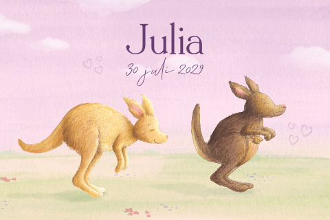 Roze geboortekaartje voor een meisje met vrolijke kangoeroes en baby in buidel