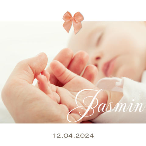 Lief geboortekaartje voor een meisje met foto en echt strikje