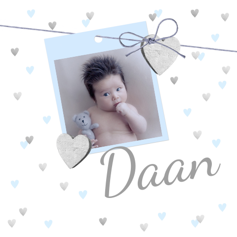 Lief geboortekaartje met hartjes en foto voor jongen