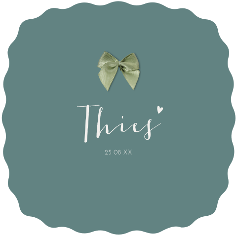 Een tof geboortekaartje met golvend randje en echt strikje