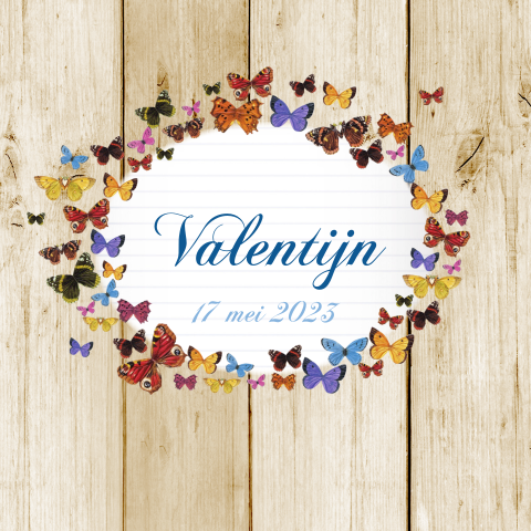 Romantisch vrolijk geboortekaartje met vlinders en hout