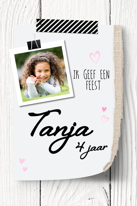Hippe foto uitnodiging meisje op hout look